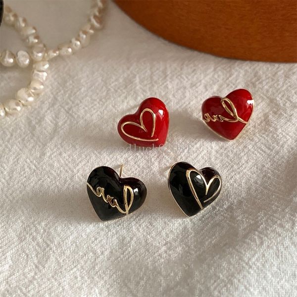 Orecchini a bottone in materiale gocciolante con ago in argento S925 per donna Ragazza Orecchini in metallo con lettera vintage a forma di cuore di colore rosso nero