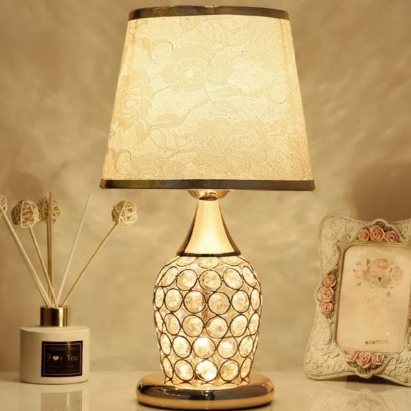 Objetos decorativos estatuetas lâmpada de mesa de cristal de estilo europeu ins simples quarto moderno quente romântico moda criativa lâmpada de cabeceira decorativa 231207