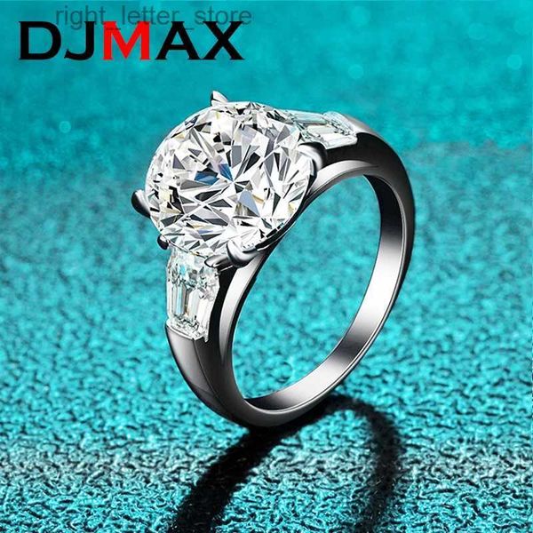 Com pedras laterais DJMAX anel de diamante moissanite banhado a ouro branco 5 quilates para mulheres clássico anel de prata S925 de quatro garras anel de casamento de halo duplo YQ231209