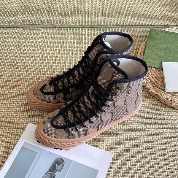 Теннисные кроссовки 1977 года. Дизайнерские кроссовки. Обувь с высоким берцем. Холст. Повседневная ретро-роскошная обувь для женщин и мужчин. Обувь для боулинга на плоской подошве. Вышивка. 1977-е годы.