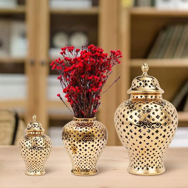 Vasos perfurados vaso de cerâmica de ouro frasco de gengibre com tampa oco para fora frasco de armazenamento bud vaso esculpido treliça templo jar para sala casa decorativa 231208