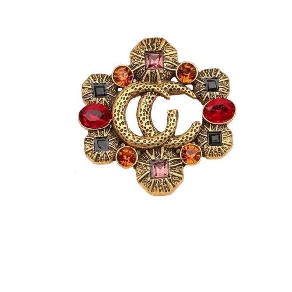 Spilla con lettere di design Moda famosa spilla doppia Rubino Perla di cristallo Coppie Individualità Strass Abito Pin Accessori di gioielli