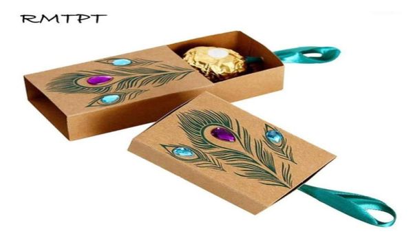 RMTPT 50PcsL Caixas de doces de penas de pavão Gaveta Design Favores de casamento Caixas de presente de papel Kraft com strass falso 75x5x3cm16816038