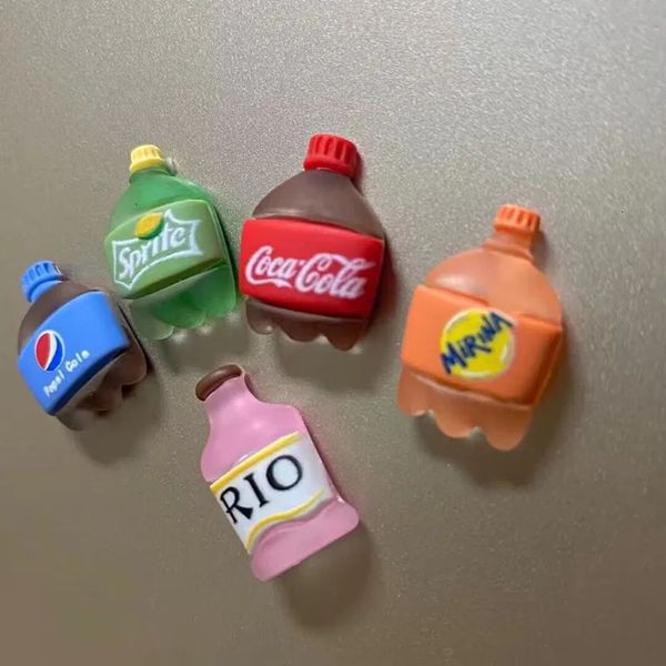 Adesivi murali Adesivi 3D Set 5 pezzi Simpatici mini bottiglie di soda Magneti per frigorifero Lavagna in metallo Messaggio Immagine Muro Fai da te Decorativo Creativo Piccoli regali 231208