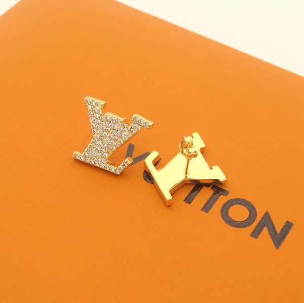 Brincos banhados a ouro 18K com logotipo de letra de diamante para mulheres brinco de designer simples joia presente
