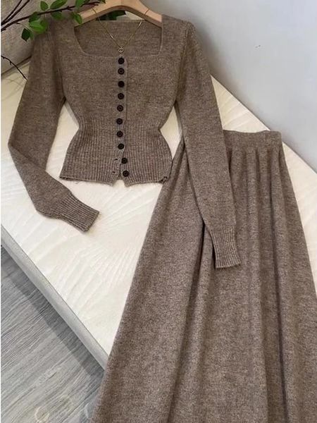 Vestido de duas peças outono e inverno pequeno perfume tricô duas peças moda feminina casual cardiganplisado conjunto de couro longo 231208