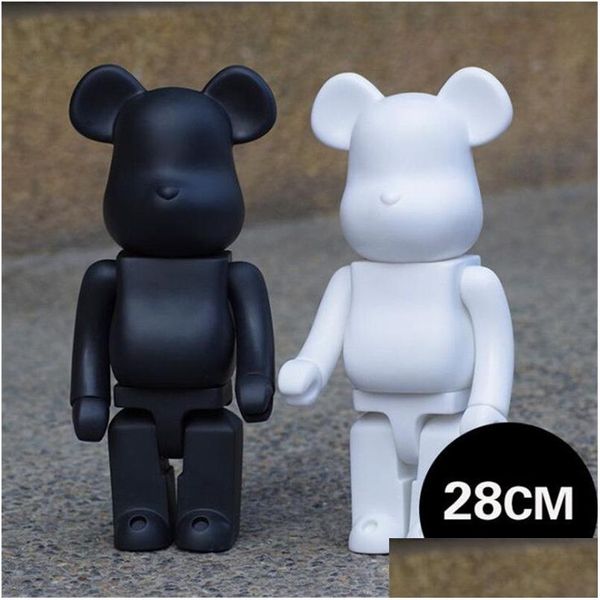 Giochi cinematografici 28 cm 0,7 kg Bearbrick Evade Colla Orso nero e figure bianche Giocattolo per collezionisti Opera d'arte Decorazioni modello Bambini Drop Deliv Dhxhl