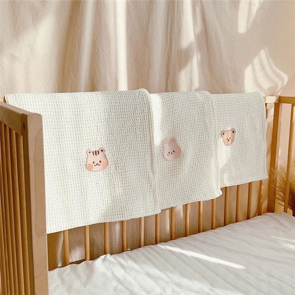 Decken Swaddling Korean s Cartoon bestickt Bär Kaninchen geboren Baby Swaddle Wrap weiche Waffel Baumwolle Säugling Quilt 231208