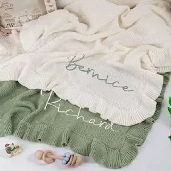 Cobertores Swaddling Personalizado Knit Ruffle Bordado Cobertor Macio com Nome Carrinho de Bebê Presente para Mãe Nascido 231208