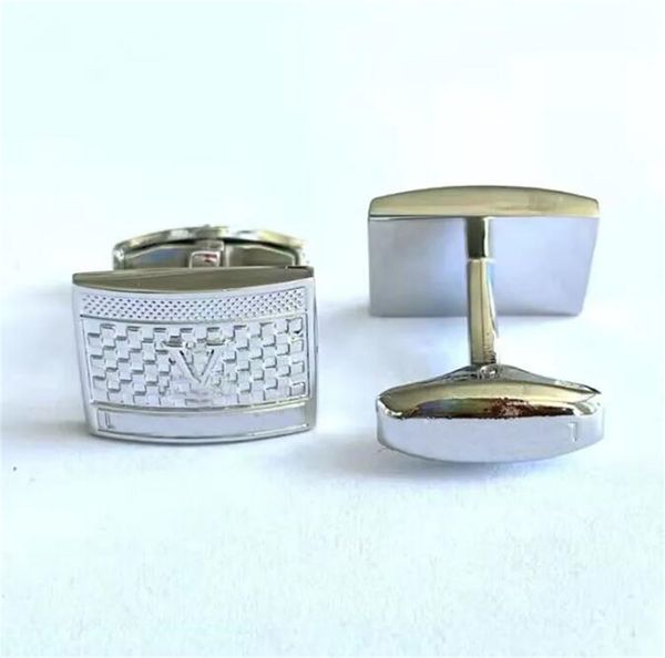 2024 Top Classics Designer Luxury Brand Cuff Link Gioielli di moda di alta qualità da donna Lettere classiche lettere in acciaio in acciaio Link Shirt Natura Regalo per matrimonio Pink