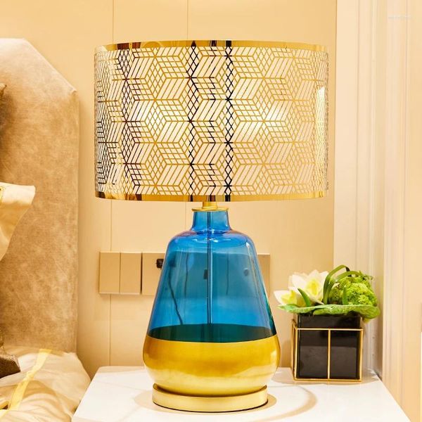 Lampade da tavolo Paralume in PVC reticolare Vaso in vetro blu e dorato a forma di lusso nordico per la camera da letto della villa