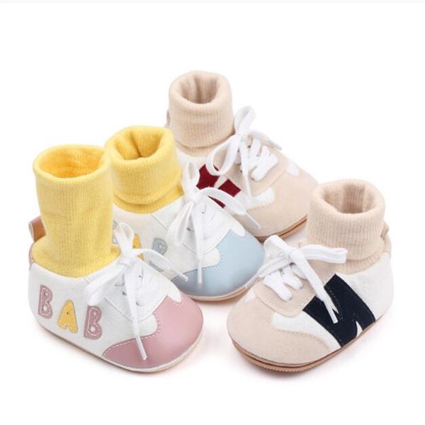 Sapatos de bebê fofos com letras de desenhos animados, sapatos infantis de couro, tênis para recém-nascidos, meias infantis, botas para meninos e meninas, sola macia, sapatos de berço, primeiros caminhantes