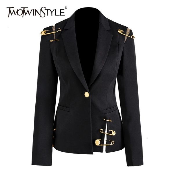 Abiti da donna Blazer TWOTWINSTYLE Loose Fit Nero Scava fuori Pin Spliced Giacca Blazer Risvolto Manica lunga Cappotto da donna Moda Autunno Inverno 231211