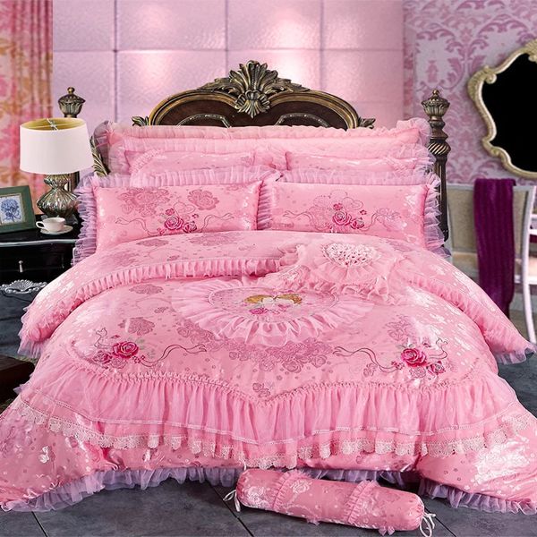 Conjuntos de cama Vermelho Rosa Luxo Lace Casamento Set King Queen Size Princesa Cama Jacquard Bordado Duveta Capa Colcha Folha 231211