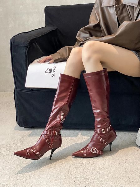 Botas apontadas dedo do pé mulheres joelho alto saltos traseiros zíper 2023 chegadas preto branco vermelho cinto fivela vestido de inverno sapatos mulher 35 39 231208