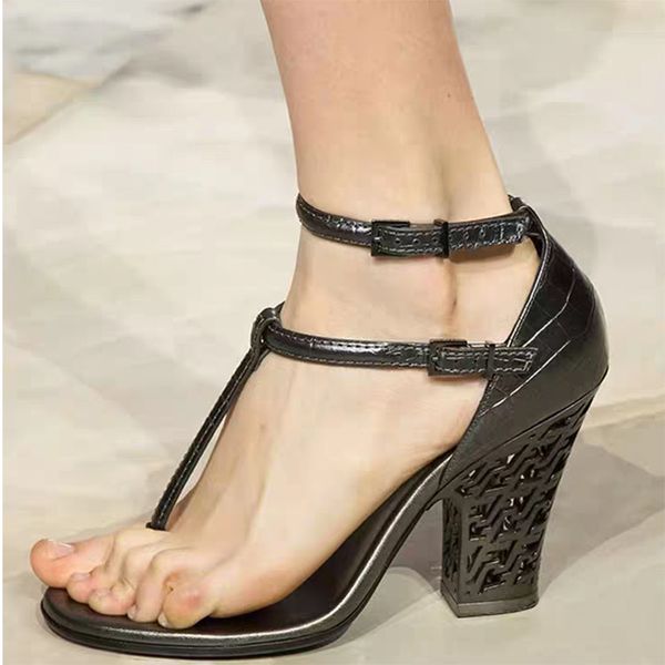 Дизайнерская обувь для женщин, массивные босоножки с выдолбленным узором и круглым носком, декоративные босоножки на высоком каблуке с Т-образной пряжкой, шлепанцы 90 мм, вечерние модельные туфли с ремешком на щиколотке