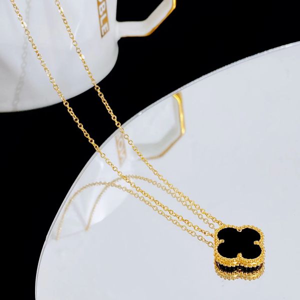 Collana con ciondolo di design Lucky Clover per donne ragazze in oro 18 carati acciaio al titanio semplice classico bianco nero fiore di lusso croce catena girocollo collane gioielli regalo