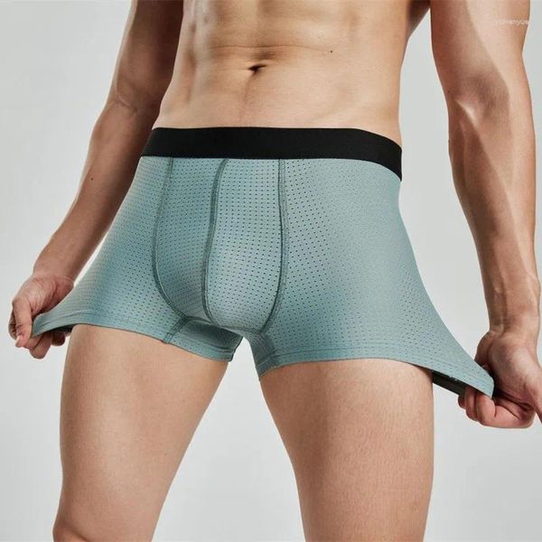 Shorts masculinos fitness alta elasticidade gelo malha olhos respirável secagem rápida super sem costura designi calças de dois quartos. Foto