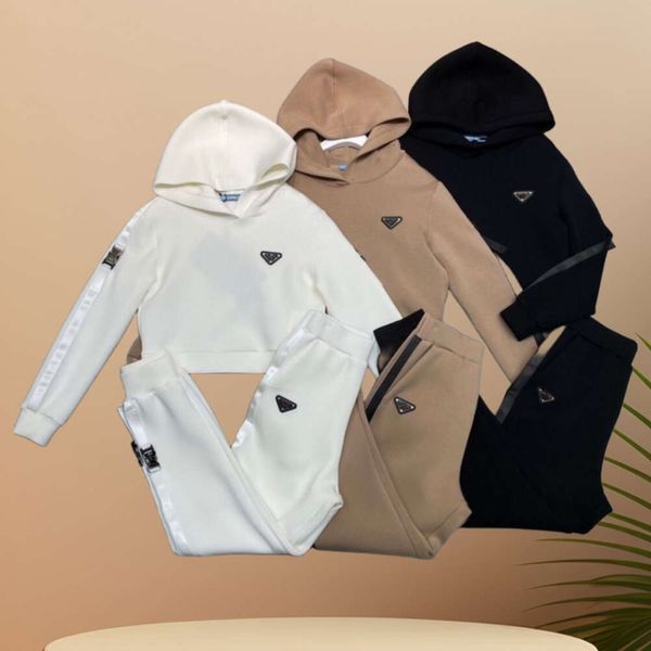 Kadınlar iki parçalı tasarımcı kadın set fashiona metal logo açık pırta pulluk kazak hoodie streç pantolon spor giyim gündelik kadın takım elbise