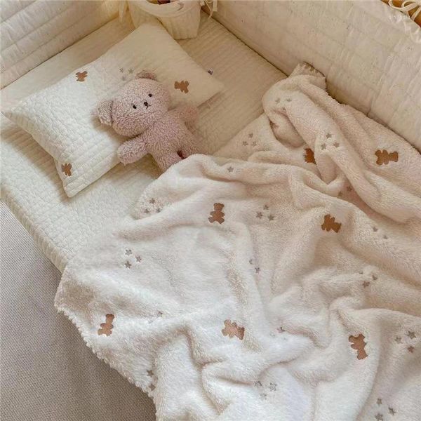 Cobertores Coreano Bordado Urso Bebê Cobertor Cobertura Quente Coral Fleece Kindergarten Kid Nap Blanet Outono Nascido Recebendo