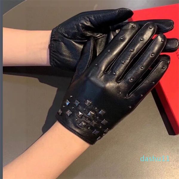 Guanti in pelle firmati per donna Luxury NERO pelle di pecora Rivetto Lettera guanto Touch screen da donna invernale spesso caldo Guanti in pelle Gunine