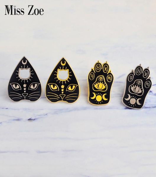 Miss Zoe Witchcat Pata de gato preto Estrela lua olho Bruxa artesanato Curso mágico Alfinetes esmaltados Broche dourado e prateado Crachá Casaco jeans Joias Gif5496886