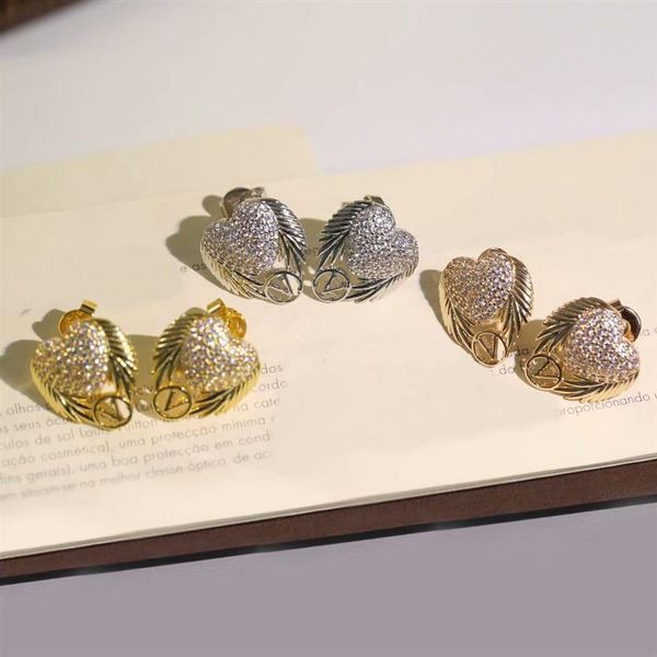 Europa américa moda estilo senhora mulheres titânio aço completo diamante gravado v iniciais asas de anjo brincos 3 color319t