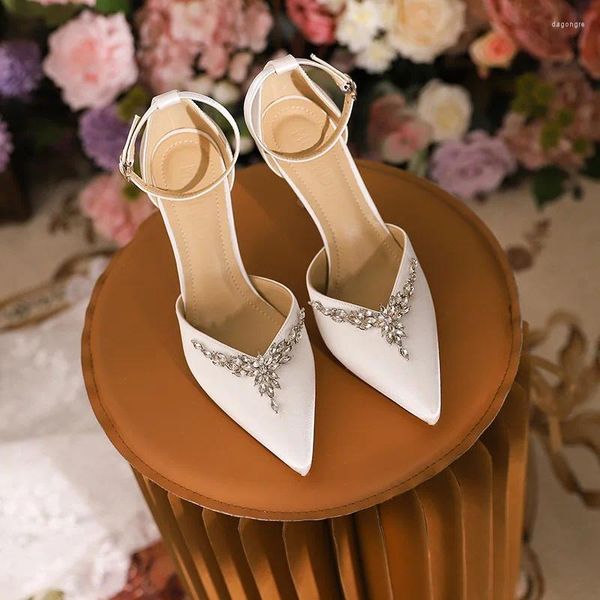 Sandálias primavera / verão apontadas v-boca oca cetim água diamante sapatos de casamento fino salto alto vestido de banquete feminino