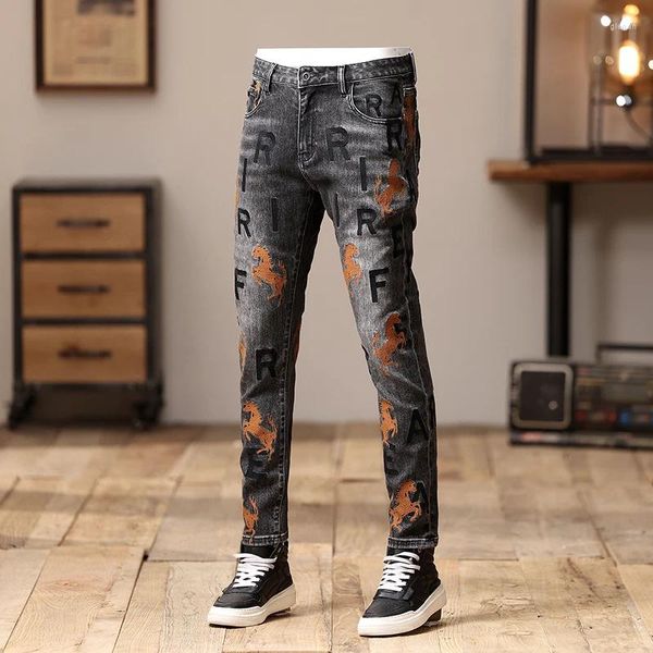 Jeans da uomo Street Fashion Toppa ricamata con personalità Pantaloni slim fit a gamba dritta Pantaloni belli con volant elasticizzati