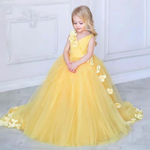 Bonito longo amarelo flor menina vestidos com decote em v cetim sem mangas com flores artesanais vestido de baile tule até o chão feito sob encomenda para festa de casamento