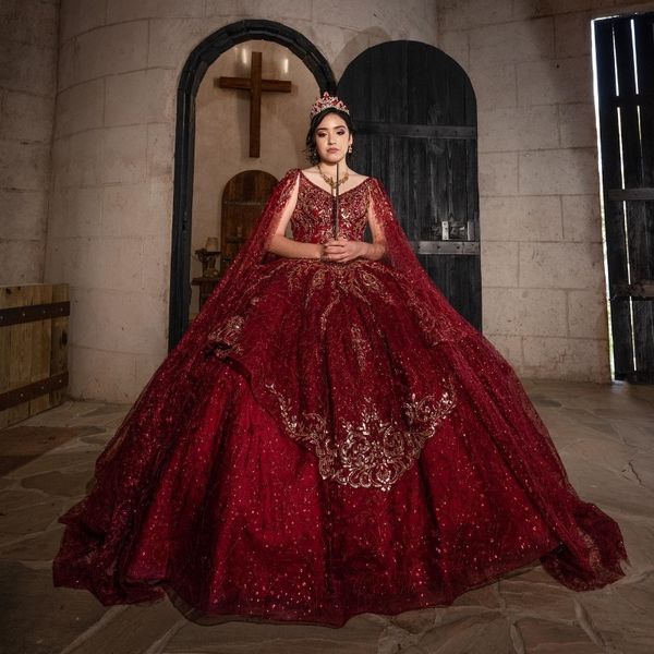 Luxuriöse rote, glänzende Ballkleid-Quinceanera-Kleider, Applikationen, Spitze, Perlen mit Umhang, formelle Abschlussball-Abschlusskleider, Schnürkleid für das süße 15. 16. Kleid