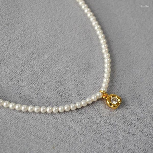 Anhänger Halsketten Französisches elegantes Nischendesign imitiert Shijia-Perle, einfache und zarte, unregelmäßige Zirkon-Blumen-Kurze Halskette