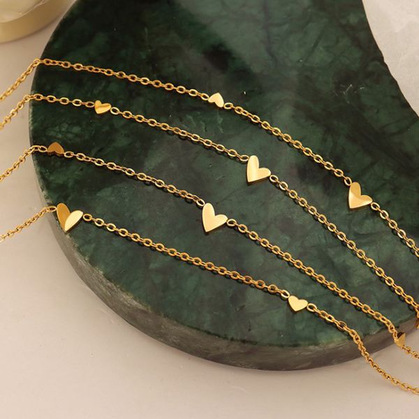 Exquisite Halskette für Damen, drei kleine Liebesanhänger, Halskette aus Titanstahl, vergoldet, 18 Karat Gold, Modeschmuck, Geschenk