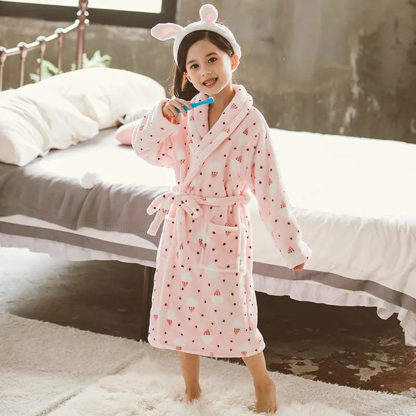 Asciugamani Vestaglie Moda Bambini Bagno Autunno Inverno Bambini Accappatoio Cartoon Flanella Bathgrowns Ragazza Cintura morbida Pigiama Szlafrok Peignoir 231211