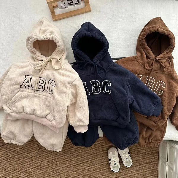 Conjuntos de roupas outono inverno garoto tracksuit menino bebê velo grosso hoodies conjunto menina crianças mais veludo quente tops calças 2psc moletom terno 231211