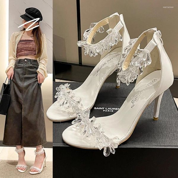 Sapatos de vestido feminino salto alto cristal gelo 2023 casamento branco strass salto fino fada vento sandálias de cinto de uma linha