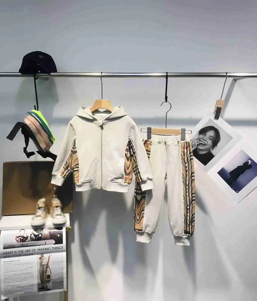 Bebek giysileri tasarımcı kıyafetleri çocuk ceket setleri 100-150 cm 2pcs kapüşonlu fermuarlı ceket ve damalı panel tasarım pantolon