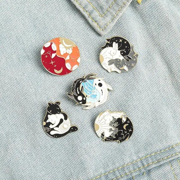 Broschen Tag und Nacht Emaille Pins benutzerdefinierte Sonne Mond Koi Fledermaus Wolf Brosche Tasche Kleidung Anstecknadel Abzeichen Sternentier Schmuck Geschenk