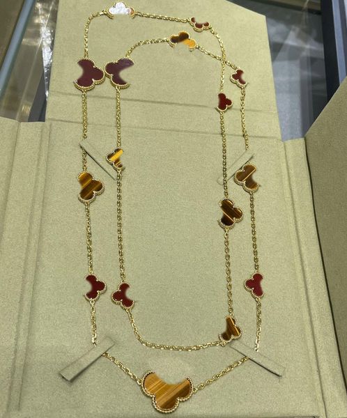 2024 Luxuriöse Pullover-Halskette mit Charm-Anhänger und rotem Achat-Tigerauge-Stein in vergoldeter Form. 16 Stück in verschiedenen Blumenformen mit Stempelbox PS2098