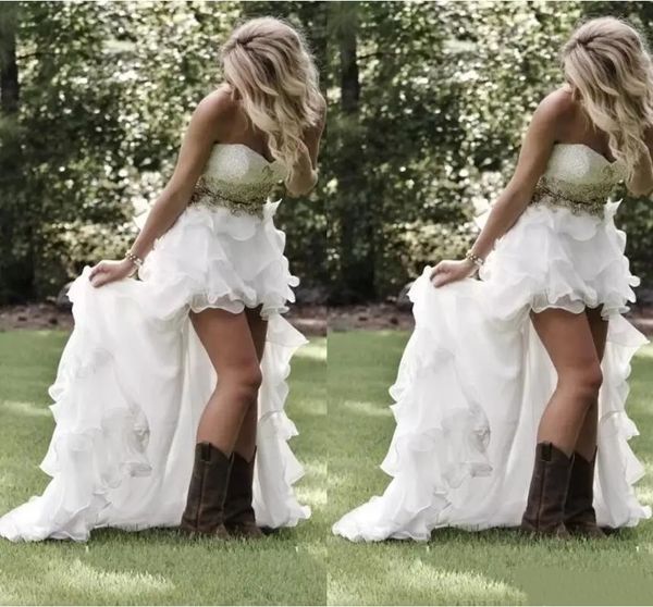 Bescheidene Landhochzeitskleider, herzförmiger, hoch-niedriger Rüschen-Organza, asymmetrische Brautkleider, Sweep-Zug, A-Linien-Hochzeitskleid