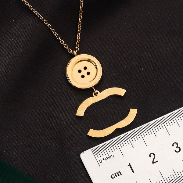 Collana con ciondolo di design di lusso Catena girocollo in acciaio inossidabile placcato oro 18 carati con collane con ciondolo con lettera timbro per gioielli da donna di moda Regali di Natale