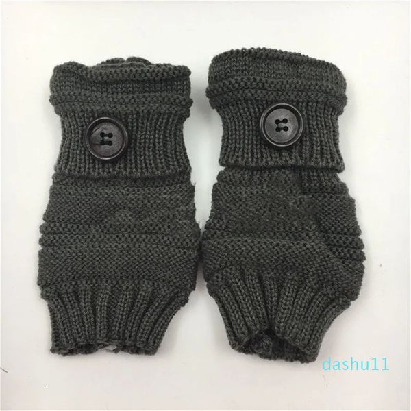 Wollhandschuhe mit Knöpfen wärmen die Hände von Paaren, die mit dem Handy tippen und spielen. Armärmel stricken Halbfinger-Halbfingerhandschuh