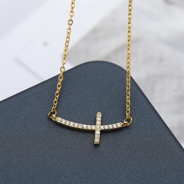 Winzige goldfarbene, seitlich gebogene Kreuz-Halskette für Damen und Herren, Zirkonia, religiöser Anhänger, Schmuck, Charm-Collier, Ketten2572