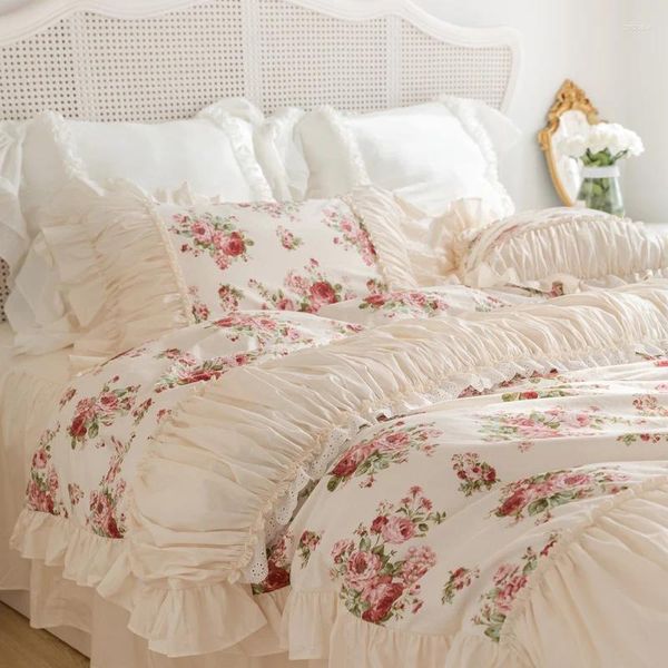 Set di biancheria da letto Copripiumino in pizzo con volant a pieghe di lusso con stampa a rose Federe copriletto in cotone con gonna da letto