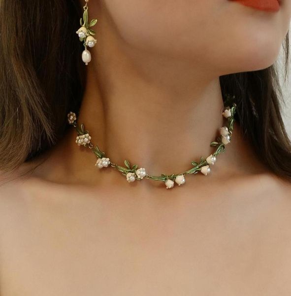 Цепочки AENSOA, индивидуальное ожерелье с белыми цветочными листьями, модное колье из сплава с эмалью Лилии, золотого цвета для женщин, высокое качество7392853