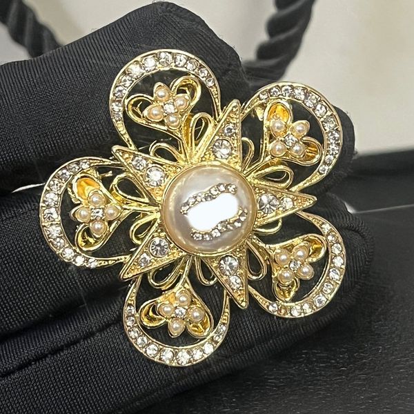 Broche Pins Jóias Pin Desinger Marca Carta Mulheres Homens Banhado A Ouro Aço Inoxidável Cristal Pérola Jóias Amantes Vestido De Noiva Acessórios Presente De Natal