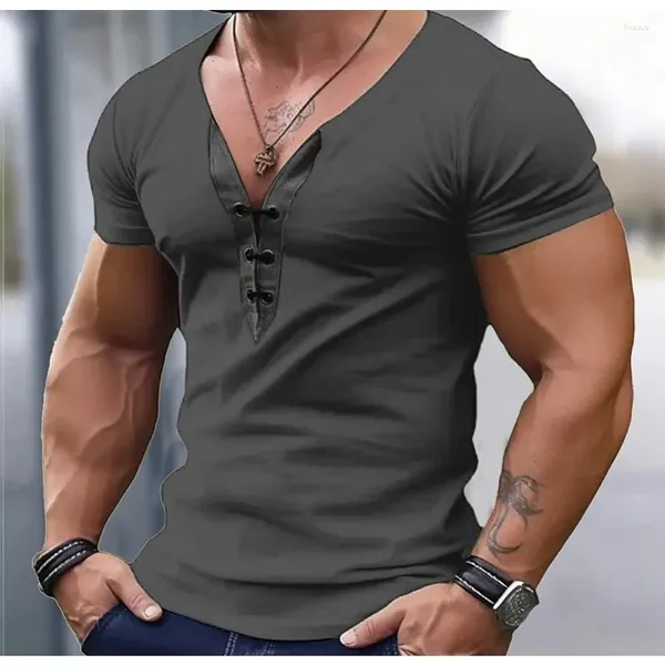 Camiseta masculina com decote em V e manga curta combinando com a cor
