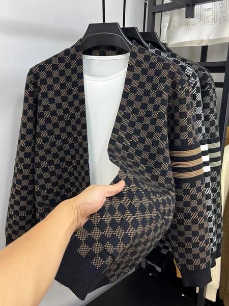 Мужские свитера, мужской классический полосатый вязаный кардиган, осень 2023, повседневный свитер с v-образным вырезом, модное клетчатое пальто