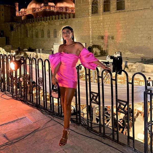 Modern pembe saten kısa balo elbisesi Dubai Arap kadınları omuzdan parlak mini seksi kokteyl elbiseleri akşam doğum günü elbiseleri robe de soiree