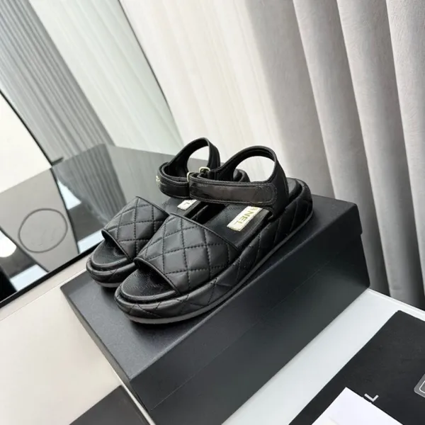 Novo designer de sandálias femininas de couro de alta qualidade estilo marca cunha mulheres primavera outono plana melhores sapatos casuais chinelos de moda sandálias de damasco